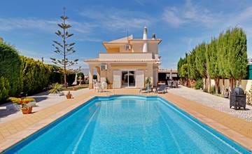 Schöne Südlage Villa mit privatem Pool, Garten und Garage