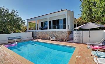 Delightful 3 bedroom Villa with pool, nice garden - Walking distance to town