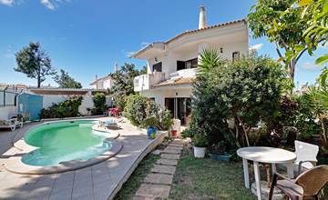 Very centrally located villa with pool and garden with privacy