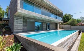 Newly built villa with infinity pool and sea view