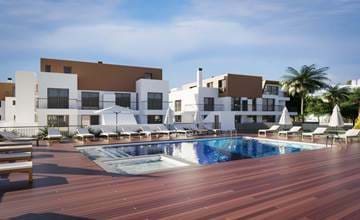 Luxe, ruim penthouse in privé condominium met zwembad