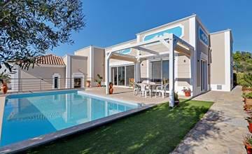 Charming 3 bedroom villa with pool and stunning sea view