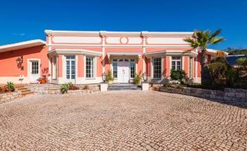 Neoklassische Villa mit Pool, Sauna und Tennisplatz in außergewöhnlicher Lage.