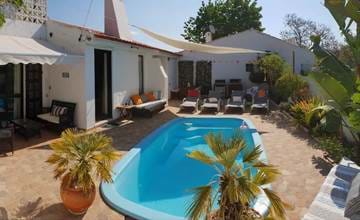 Privé villa met verwarmd zwembad, 600 meter van Oura strand