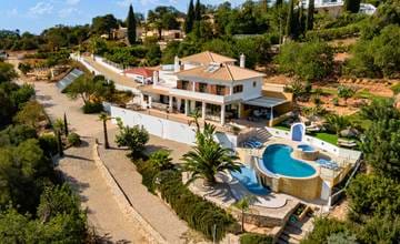 Modern south-facing villa, infinity pool & panoramic views
