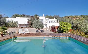 Lovely modern villa with pool, close to town