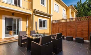 Turnkey luxury townhouse with large private garage for 2 cars