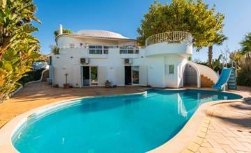 Unique villa with 2 annexes and lovely views, with potential