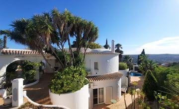 Unique villa with 2 annexes, lovely views and great potential 