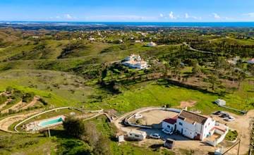 Investment opportunity with amazing 360º sea & country views