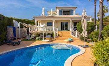 Prachtige villa op loopafstand van het strand met zeezicht