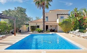 Lovely 3 Bedroom Villa with Pool in the Golden Triangle
