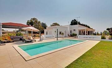 Elegante villa met zwembad dichtbij het strand