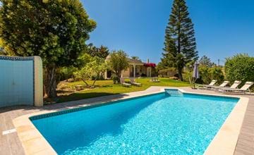 Detached villa with heated pool and garage