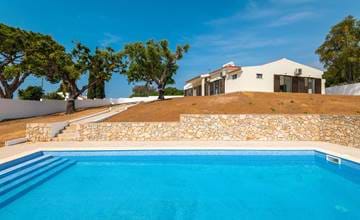 Amazing 4 bedroom villa - all on one level - with heated pool 