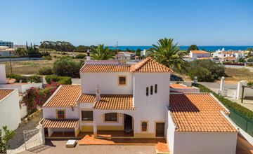 Oase aan de kust: Villa met bijgebouw en zwembad in Galé, Albufeira. 600 meter van het strand!