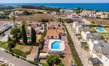 Oasis côtière: Villa avec annexe et piscine à Galé, Albufeira. 600 mètres de la plage!