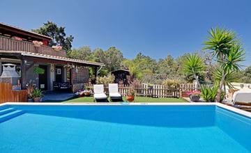 Vrijstaand huis met gastenverblijf en zwembad dichtbij São Brás.