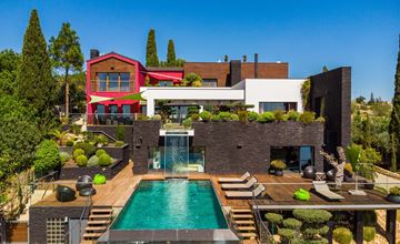 Außergewöhnliche Villa mit Luxus-Spa auf einem großen Grundstück in privilegierter Lage. 