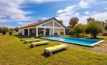 Quality 3 bedroom countryside villa with pool on large plot in Ferreira do Alentejo