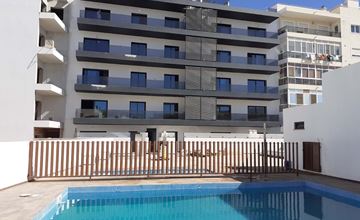 Neue Wohnung im zweiten Stock einer privaten Wohnanlage mit Pool in Olhão