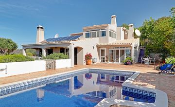 Lovely 4 Bedroom  Villa with Pool and Garden, on a South Facing Plot