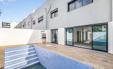 Nouvelle villa moderne de 3 chambres avec piscine dans un endroit central