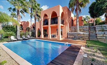 Luxury Front Line Villa with heated pool & amazing golf views!