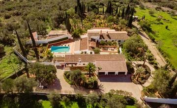 Traditional Quinta with guest annexes, workshops, pool, triple garage. Close to  S. Brás de Alportel