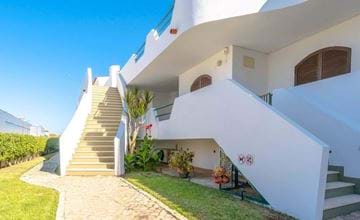 Appartement de 2 chambres entièrement rénové, 3 balcons privés à 9 minutes à pied de la plage.
