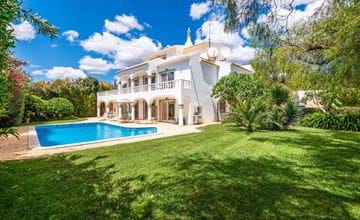 Luxury villa with heated pool and sea view