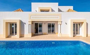 3 bedroom villa with pool and a short walk to the beach
