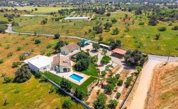 Luxe gerenoveerde villa met zwembad in Guia