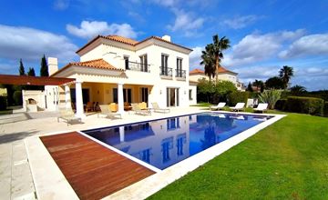 Luxuriöse und geräumige Villa mit privatem Pool im Golf Resort