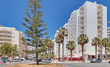 Onlangs gerenoveerd appartement op 200m van het strand in het centrum van Armação de Pêra!