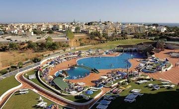 Apartments in 4-star touristic resort with 4% ROI on central location in Albufeira