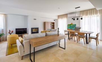 Nieuwbouw 3 slaapkamer villa met gezamelijk zwembad in Carvoeiro dicht bij het strand.