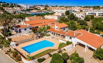 Traditionele Portugese villa met 10 slaapkamers met zwembad en grote tuin net buiten Albufeira.