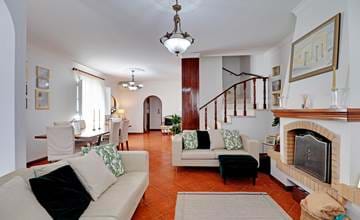 Spacious townhouse with large backyard near the markets