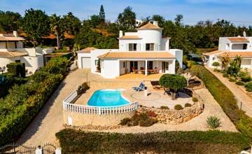 Charmante en goed gebouwde luxe 3-slaapkamer villa met privé zwembad en garage in Clube Albufeira.