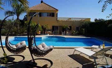 Geräumige 3-Zimmer-Villa mit privatem Pool + Studio Anhang und Blick aufs Meer in der Nähe von Olhão.