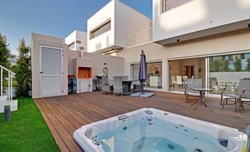 Nieuw 3 slaapkamer huismet jacuzzi en zwembad in Ferragudo