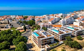 Apartamentos de luxo com terraço piscina e vista mar em localização nobre de Albufeira apenas uma curta caminhada para a praia e cidade velha!