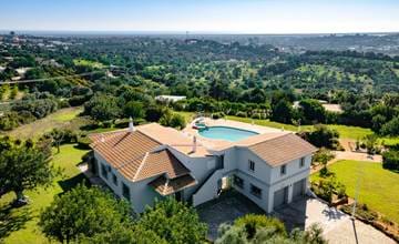 4 slaapkamer luxe villa met zwembad op een geweldige locatie dicht bij Moncarapacho, Fuzeta en Olhão met prachtig uitzicht op zee