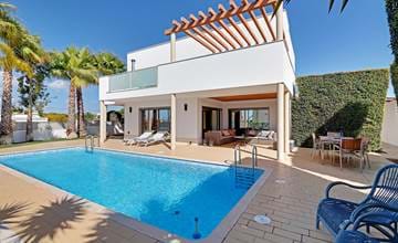 Modern 4 bedroom villa with pool 800 mtr to the beaches of Evaristo and Galé 