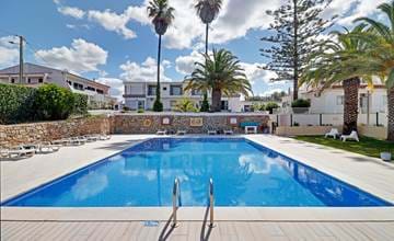 Resort com hotel, apartamentos e piscina em Almancil