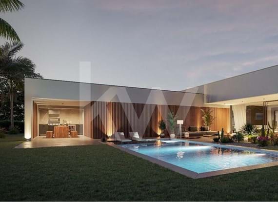 VILLA WITH A TOTAL CONSTRUCTION AREA OF 500 SQM - WITH GARDEN AND SWIMMING POOL. PLOT WITH 1330 SQM.