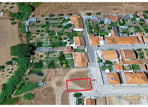 ​Building plot with 221m2 located in Azaruja, Évora.