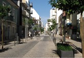 Loja com 25 m2, com 2 frentes, localizada numa das ruas mais movimentadas em Portimão, Algarve