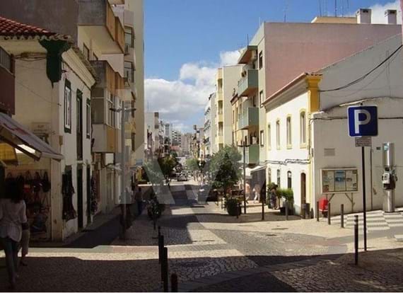 Store with 25 m2, with 2 fronts located in one of the busiest streets in Portimão, Algarve